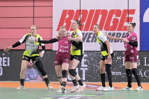 Emma Olsson (BVB Borussia Dortmund Handball, 29), Alieke van Maurik (BVB Borussia Dortmund Handball, 14) und Dana Bleckmann (BVB Borussia Dortmund Handball, 66) gegen Charlotte Cholevova (TusSies Metzingen, 96) und Svenja Huebner (TusSies Metzingen, 26) TusSies Metzingen vs. BVB Borussia Dortmund Handball, Handball, Alsco HBF, 12.Ligaspieltag, Saison 2025 2026, 07.01.2026 TusSies Metzingen vs. BVB Borussia Dortmund Handball, Handball, Alsco HBF, 12.Ligaspieltag, Saison 2025 2026, 07.01.2026 Tuebingen Copyright: xEibner-Pressefoto TobiasxBaurx EP_TBR