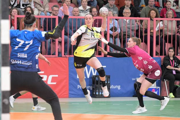 Alieke van Maurik (BVB Borussia Dortmund Handball, 14) gegen Selina Lindemann (TusSies Metzingen, 02) und Sara Suba (TusSies Metzingen, 77) im Tor TusSies Metzingen vs. BVB Borussia Dortmund Handball, Handball, Alsco HBF, 12.Ligaspieltag, Saison 2025 2026, 07.01.2026 TusSies Metzingen vs. BVB Borussia Dortmund Handball, Handball, Alsco HBF, 12.Ligaspieltag, Saison 2025 2026, 07.01.2026 Tuebingen Copyright: xEibner-Pressefoto TobiasxBaurx EP_TBR