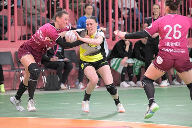 Alieke van Maurik (BVB Borussia Dortmund Handball, 14) gegen Carolin Huebner (TusSies Metzingen, 56) TusSies Metzingen vs. BVB Borussia Dortmund Handball, Handball, Alsco HBF, 12.Ligaspieltag, Saison 2025 2026, 07.01.2026 TusSies Metzingen vs. BVB Borussia Dortmund Handball, Handball, Alsco HBF, 12.Ligaspieltag, Saison 2025 2026, 07.01.2026 Tuebingen Copyright: xEibner-Pressefoto TobiasxBaurx EP_TBR