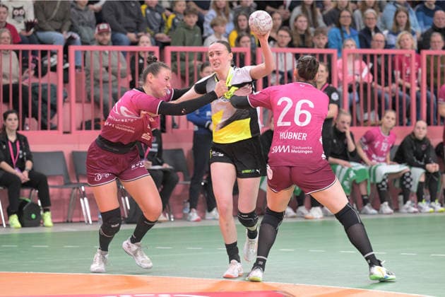 Alieke van Maurik (BVB Borussia Dortmund Handball, 14) gegen Carolin Huebner (TusSies Metzingen, 56) und Svenja Huebner (TusSies Metzingen, 26) TusSies Metzingen vs. BVB Borussia Dortmund Handball, Handball, Alsco HBF, 12.Ligaspieltag, Saison 2025 2026, 07.01.2026 TusSies Metzingen vs. BVB Borussia Dortmund Handball, Handball, Alsco HBF, 12.Ligaspieltag, Saison 2025 2026, 07.01.2026 Tuebingen Copyright: xEibner-Pressefoto TobiasxBaurx EP_TBR
