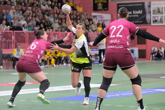 Dana Bleckmann (BVB Borussia Dortmund Handball, 66) gegen Svenja Huebner (TusSies Metzingen, 26) TusSies Metzingen vs. BVB Borussia Dortmund Handball, Handball, Alsco HBF, 12.Ligaspieltag, Saison 2025 2026, 07.01.2026 TusSies Metzingen vs. BVB Borussia Dortmund Handball, Handball, Alsco HBF, 12.Ligaspieltag, Saison 2025 2026, 07.01.2026 Tuebingen Copyright: xEibner-Pressefoto TobiasxBaurx EP_TBR