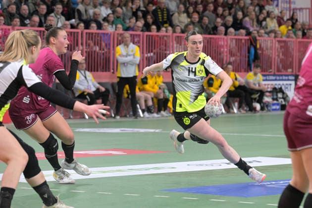 Alieke van Maurik (BVB Borussia Dortmund Handball, 14) gegen Carolin Huebner (TusSies Metzingen, 56) TusSies Metzingen vs. BVB Borussia Dortmund Handball, Handball, Alsco HBF, 12.Ligaspieltag, Saison 2025 2026, 07.01.2026 TusSies Metzingen vs. BVB Borussia Dortmund Handball, Handball, Alsco HBF, 12.Ligaspieltag, Saison 2025 2026, 07.01.2026 Tuebingen Copyright: xEibner-Pressefoto TobiasxBaurx EP_TBR
