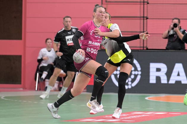 Carolin Huebner (TusSies Metzingen, 56) gegen Dana Bleckmann (BVB Borussia Dortmund Handball, 66) TusSies Metzingen vs. BVB Borussia Dortmund Handball, Handball, Alsco HBF, 12.Ligaspieltag, Saison 2025 2026, 07.01.2026 TusSies Metzingen vs. BVB Borussia Dortmund Handball, Handball, Alsco HBF, 12.Ligaspieltag, Saison 2025 2026, 07.01.2026 Tuebingen Copyright: xEibner-Pressefoto TobiasxBaurx EP_TBR