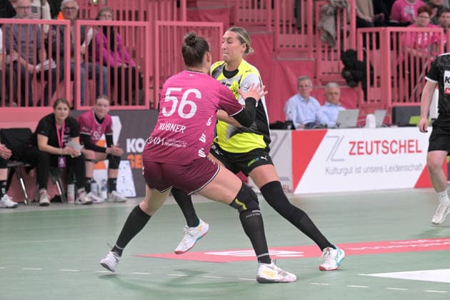 Dana Bleckmann (BVB Borussia Dortmund Handball, 66) gegen Carolin Huebner (TusSies Metzingen, 56) TusSies Metzingen vs. BVB Borussia Dortmund Handball, Handball, Alsco HBF, 12.Ligaspieltag, Saison 2025 2026, 07.01.2026 TusSies Metzingen vs. BVB Borussia Dortmund Handball, Handball, Alsco HBF, 12.Ligaspieltag, Saison 2025 2026, 07.01.2026 Tuebingen Copyright: xEibner-Pressefoto TobiasxBaurx EP_TBR