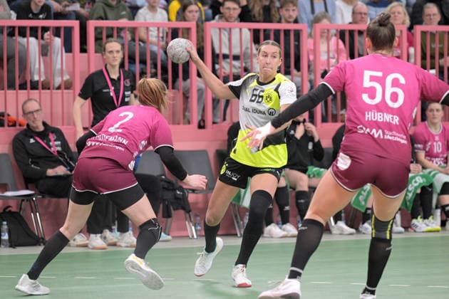 Dana Bleckmann (BVB Borussia Dortmund Handball, 66) gegen Selina Lindemann (TusSies Metzingen, 02) TusSies Metzingen vs. BVB Borussia Dortmund Handball, Handball, Alsco HBF, 12.Ligaspieltag, Saison 2025 2026, 07.01.2026 TusSies Metzingen vs. BVB Borussia Dortmund Handball, Handball, Alsco HBF, 12.Ligaspieltag, Saison 2025 2026, 07.01.2026 Tuebingen Copyright: xEibner-Pressefoto TobiasxBaurx EP_TBR