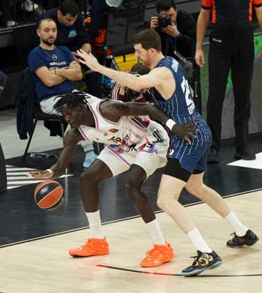 ISTANBUL, TURKEY - JANUARY 7: Ercan Osmani (24) of Anadolu Efes and Mouhamed Faye (15) of Paris Basketball in action during the EuroLeague Regular Season Round 20 match between Anadolu Efes Istanbul and Paris Basketball at Turkcell Basketball Development Center on January 7, 2026 in Istanbul, Turkey. Istanbul Turkey Copyright: xSeskimphotox AEfes-ParisBskt-070126 (13)