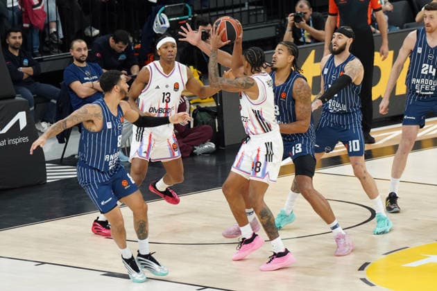 ISTANBUL, TURKEY - JANUARY 7: Nick Weiler Babb (8) , Isaia Cordinier (10) , Brice Dessert (13) of Anadolu Efes and Jared Rhoden (8) , Allan Dokossi (13) of Paris Basketball in action during the EuroLeague Regular Season Round 20 match between Anadolu Efes Istanbul and Paris Basketball at Turkcell Basketball Development Center on January 7, 2026 in Istanbul, Turkey. Istanbul Turkey Copyright: xSeskimphotox AEfes-ParisBskt-070126 (16)