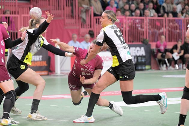 Nele Franz (TusSies Metzingen, 10) gegen Emma Olsson (BVB Borussia Dortmund Handball, 29) und Dana Bleckmann (BVB Borussia Dortmund Handball, 66) TusSies Metzingen vs. BVB Borussia Dortmund Handball, Handball, Alsco HBF, 12.Ligaspieltag, Saison 2025 2026, 07.01.2026 TusSies Metzingen vs. BVB Borussia Dortmund Handball, Handball, Alsco HBF, 12.Ligaspieltag, Saison 2025 2026, 07.01.2026 Tuebingen Copyright: xEibner-Pressefoto TobiasxBaurx EP_TBR