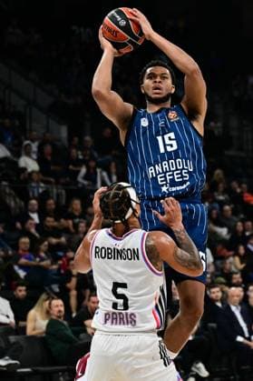 Anadolu Efes v Paris Basketball - EuroLeague ISTANBUL, TURKIYE - JANUARY 7: Perry Dozier (15) of Anadolu Efes and Justin Robinson (5) of Paris Basketball compete for the ball during the EuroLeague week 20 match between Anadolu Efes and Paris Basketball at Basketball Development Center in Istanbul, Turkiye on January 7, 2026. Cem Tekkesinoglu Anadolu Istanbul Turkey. Editorial use only. Please get in touch for any other usage.  Copyright: x2026xAnadoluxCemxTekkesinoglux