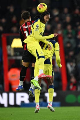Bournemouth v Tottenham Hotspur Premier League Djed Spence of Tottenham Hotspur wins a header against Marcus Tavernier of Bournemouth during the Premier League match at the Vitality Stadium, Bournemouth 07 01 2026 UK Newspapers OUT Copyright: xJeremyxLandeyx FIL-22755-0015