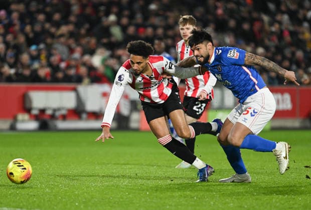 Brentford v Sunderland Premier League Kevin Schade of Brentford and Omar Alderete of Sunderland battle for the ball during the Premier League match at the Gtech Community Stadium, Brentford 07 01 2026 UK Newspapers OUT Copyright: xNigelxBramleyx FIL-22756-0006