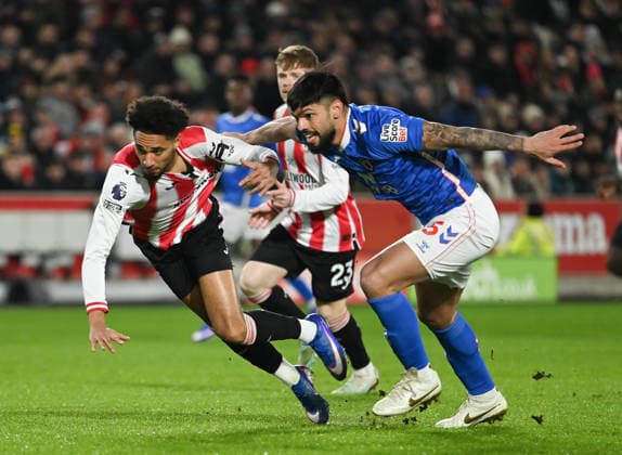 Brentford v Sunderland Premier League Kevin Schade of Brentford and Omar Alderete of Sunderland battle for the ball during the Premier League match at the Gtech Community Stadium, Brentford 07 01 2026 UK Newspapers OUT Copyright: xNigelxBramleyx FIL-22756-0007