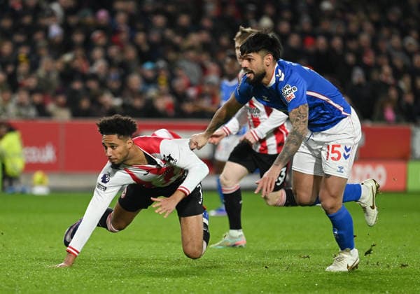 Brentford v Sunderland Premier League Kevin Schade of Brentford and Omar Alderete of Sunderland battle for the ball during the Premier League match at the Gtech Community Stadium, Brentford 07 01 2026 UK Newspapers OUT Copyright: xNigelxBramleyx FIL-22756-0008