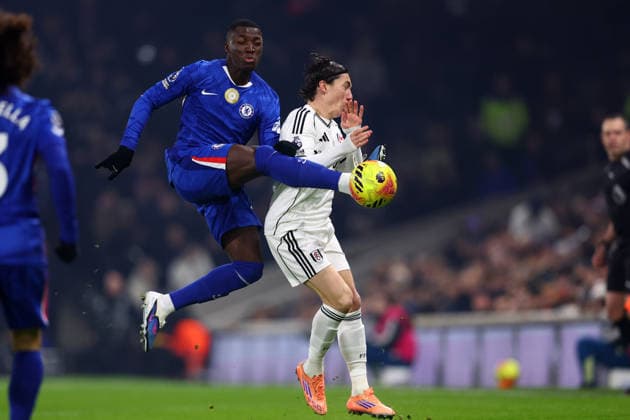London, England, 7th January 2026. MoisÃ s Caicedo of Chelsea and Harry Wilson of Fulham challenge for the ball during the Fulham vs Chelsea Premier League match at Craven Cottage, London. Picture credit should read: Paul Terry Sportimage EDITORIAL USE ONLY. No use with unauthorised audio, video, data, fixture lists, club league logos or live services. Online in-match use limited to 120 images, no video emulation. No use in betting, games or single club league player publications. SPI_025_PT_Fulham_Chelsea SPI-4434-0025