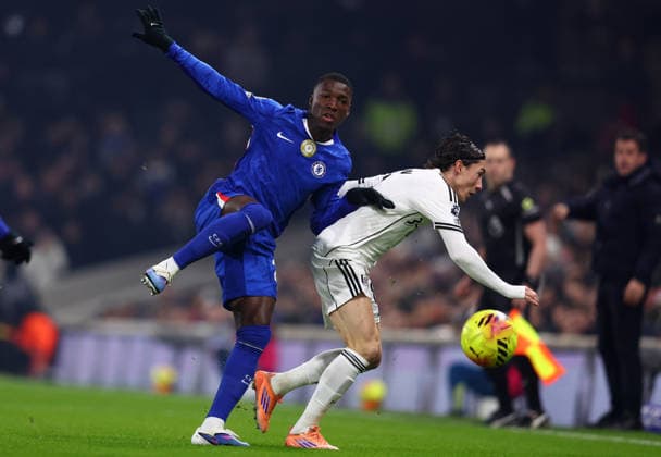 London, England, 7th January 2026. MoisÃ s Caicedo of Chelsea and Harry Wilson of Fulham challenge for the ball during the Fulham vs Chelsea Premier League match at Craven Cottage, London. Picture credit should read: Paul Terry Sportimage EDITORIAL USE ONLY. No use with unauthorised audio, video, data, fixture lists, club league logos or live services. Online in-match use limited to 120 images, no video emulation. No use in betting, games or single club league player publications. SPI_026_PT_Fulham_Chelsea SPI-4434-0026