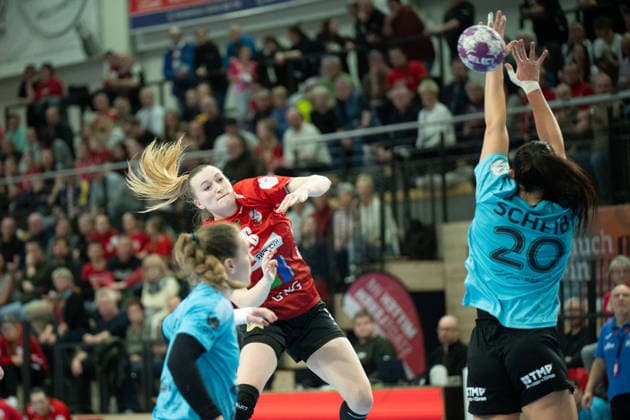 Johanna Reichert (THC, 29), Cara Reuthal (Halle, 26), Jana Scheib (THC, 20), SV Union Halle-Neustadt vs. Thüringer HC, Handball, 1. Bundesliga Frauen, Saison 2025 26, 12. Spieltag, 07.01.2026 Halle SWH Arena Sachsen-Anhalt Deutschland