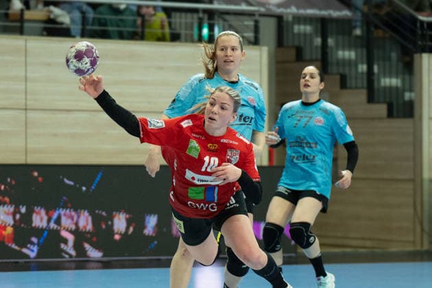 Viktoria Marksteiner (Halle, 10), Julie Holm (THC, 8), Kelly de Abreu Rosa (THC, 77), SV Union Halle-Neustadt vs. Thüringer HC, Handball, 1. Bundesliga Frauen, Saison 2025 26, 12. Spieltag, 07.01.2026 Halle SWH Arena Sachsen-Anhalt Deutschland