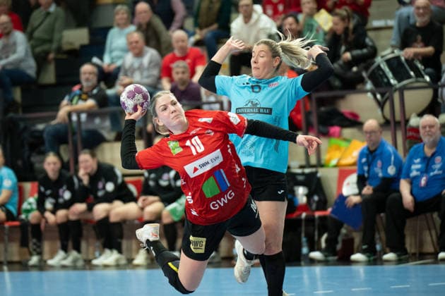 Viktoria Marksteiner (Halle, 10), Julie Holm (THC, 8), SV Union Halle-Neustadt vs. Thüringer HC, Handball, 1. Bundesliga Frauen, Saison 2025 26, 12. Spieltag, 07.01.2026 Halle SWH Arena Sachsen-Anhalt Deutschland