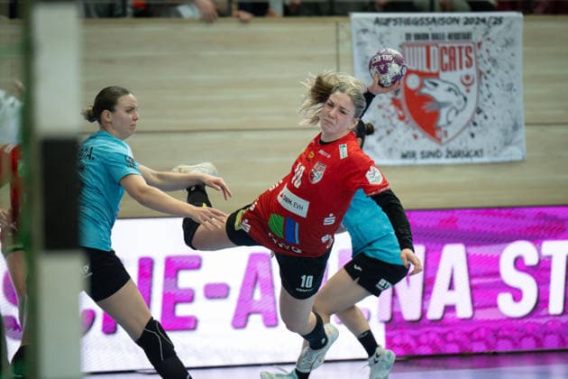Anna Szabo (THC, 26), Viktoria Marksteiner (Halle, 10), Natsuki Aizawa (THC, 23), SV Union Halle-Neustadt vs. Thüringer HC, Handball, 1. Bundesliga Frauen, Saison 2025 26, 12. Spieltag, 07.01.2026 Halle SWH Arena Sachsen-Anhalt Deutschland
