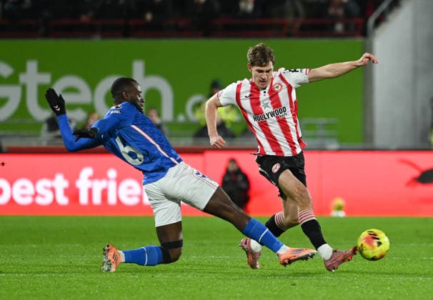 Brentford v Sunderland Premier League Lutsharel Geertruida of Sunderland tackles Yehor Yarmoliuk of Brentford during the Premier League match at the Gtech Community Stadium, Brentford 07 01 2026 UK Newspapers OUT Copyright: xNigelxBramleyx FIL-22756-0010