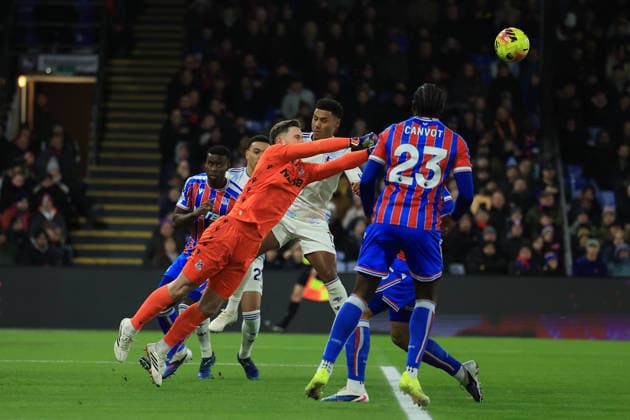 Crystal Palace v Aston Villa, Premier League Crystal Palace goalkeeper Dean Henderson (1) punches clear during the Premier League match between Crystal Palace and Aston Villa at Selhurst Park, London, UK on 7 January 2026. London Selhurst Park Greater London UK Editorial use only DataCo restrictions apply See www.football-dataco.com , Copyright: xSimonxRoex PSI-23539-0013