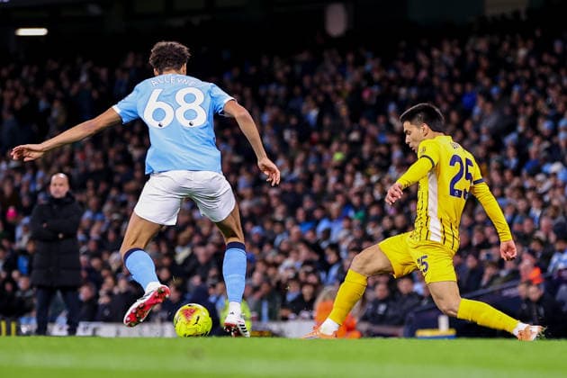 Manchester City v Brighton & Hove Albion, Premier League Diego Gomez of Brighton and Hove Albion plays the ball past Max Alleyne of Manchester City during the Manchester City v Brighton & Hove Albion Premier League match at the Etihad Stadium, Manchester, England on 7 January 2026 Credit: Ryan Crockett Every Second Media Editorial use only. All images are copyright Every Second Media Limited. No images may be reproduced without prior permission. All rights reserved. Premier League and Football League images are subject to licensing agreements with Football DataCo Limited. see https: www.football-dataco.com Copyright: xIMAGO EveryxSecondxMediax ESM-1739-0014 RyanxCrockettx xEveryxSecondxMediax