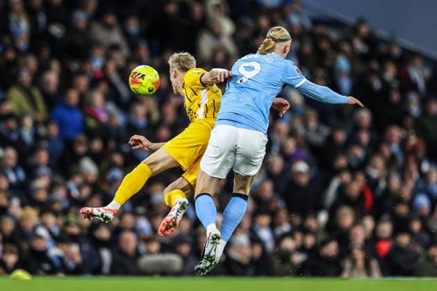 Premier League Manchester City v Brighton and Hove Albion Jan Paul van Hecke of Brighton & Hove Albion and Erling Haland of Manchester City battle for the ball during the Premier League match Manchester City vs Brighton and Hove Albion at Etihad Stadium, Manchester, United Kingdom, 7th January 2026 (Photo by Alfie Cosgrove News Images) Manchester Etihad Stadium Manchester United, ManU Kingdom Copyright: xAlfiexCosgrove NewsxImagesx