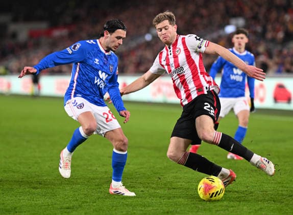 Brentford v Sunderland Premier League Enzo le FÃ e of Sunderland and Nathan Collins of Brentford battle for the ball during the Premier League match at the Gtech Community Stadium, Brentford 07 01 2026 UK Newspapers OUT Copyright: xNigelxBramleyx FIL-22756-0012