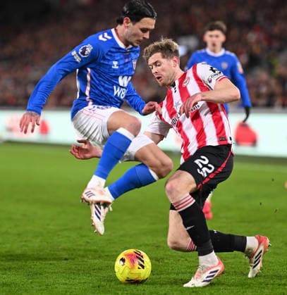 Brentford v Sunderland Premier League Enzo le FÃ e of Sunderland and Nathan Collins of Brentford battle for the ball during the Premier League match at the Gtech Community Stadium, Brentford 07 01 2026 UK Newspapers OUT Copyright: xNigelxBramleyx FIL-22756-0014