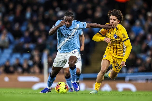 Premier League Manchester City v Brighton and Hove Albion Jeremy Doku of Manchester City breaks with the ball under pressure from Ferdi Kadioglu of Brighton & Hove Albion during the Premier League match Manchester City vs Brighton and Hove Albion at Etihad Stadium, Manchester, United Kingdom, 7th January 2026 (Photo by Alfie Cosgrove News Images) Manchester Etihad Stadium Manchester United, ManU Kingdom Copyright: xAlfiexCosgrove NewsxImagesx