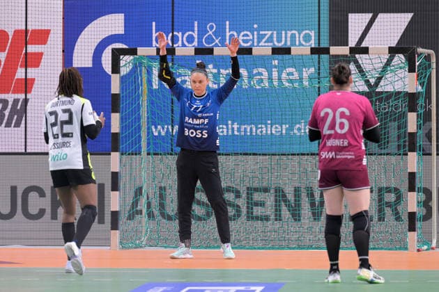 Sara Suba (TusSies Metzingen, 77) im Tor gegen Deborah Lassource (BVB Borussia Dortmund Handball, 22) beim 7-Meter TusSies Metzingen vs. BVB Borussia Dortmund Handball, Handball, Alsco HBF, 12.Ligaspieltag, Saison 2025 2026, 07.01.2026 TusSies Metzingen vs. BVB Borussia Dortmund Handball, Handball, Alsco HBF, 12.Ligaspieltag, Saison 2025 2026, 07.01.2026 Tuebingen Copyright: xEibner-Pressefoto TobiasxBaurx EP_TBR