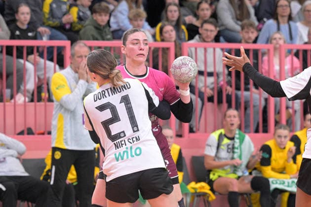 Gabriela Clausson Bitolo (TusSies Metzingen, 22) gegen Kaja Kamp Nielsen (BVB Borussia Dortmund Handball, 21) TusSies Metzingen vs. BVB Borussia Dortmund Handball, Handball, Alsco HBF, 12.Ligaspieltag, Saison 2025 2026, 07.01.2026 TusSies Metzingen vs. BVB Borussia Dortmund Handball, Handball, Alsco HBF, 12.Ligaspieltag, Saison 2025 2026, 07.01.2026 Tuebingen Copyright: xEibner-Pressefoto TobiasxBaurx EP_TBR