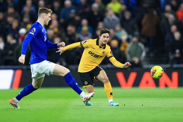 Liverpool, England, 7th January 2026. Hugo Bueno of Wolverhampton Wanderers passes the ball whilst under pressure from Jake O™Brien of Everton during the Everton vs Wolverhampton Wanderers Premier League match at Hill Dickinson Stadium, Liverpool. Picture credit should read: Jessica Hornby Sportimage EDITORIAL USE ONLY. No use with unauthorised audio, video, data, fixture lists, club league logos or live services. Online in-match use limited to 120 images, no video emulation. No use in betting, games or single club league player publications. SPI_018_JH_EVERTON_WOLVES SPI-4436-0018