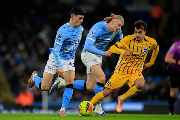 Manchester City v Brighton and Hove Albion, Premier League Phil Foden (47) of Manchester City runs with the ball watched by Yasin Ayari (26) of Brighton & Hove Albion during the Premier League match between Manchester City and Brighton and Hove Albion at the Etihad Stadium, Manchester, UK on 7 January 2026. Manchester Etihad Stadium Manchester UK Editorial use only DataCo restrictions apply See www.football-dataco.com , Copyright: xConorxMolloyx PSI-23536-0019
