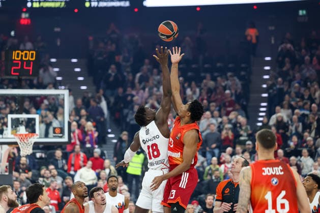 Tip Off, David McCormack (FC Bayern Basketball, 33) mit Khalifa Diop (Baskonia Vitoria-Gasteiz, 18), GER, FC Bayern Basketball vs. Kosner Baskonia Vitoria-Gasteiz, Basketball, Euroleague, 20. Spieltag, Saison 2025 2026, 07.01.2026, GER, FC Bayern Basketball vs. Kosner Baskonia Vitoria-Gasteiz, Basketball, Euroleague, 20. Spieltag, Saison 2025 2026, 07.01.2026 Muenchen Copyright: xEibner-Pressefoto JennixMaulx EP_JML