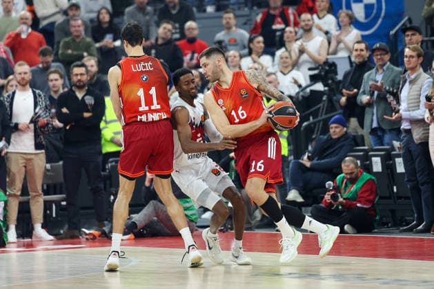 Stefan Jovic (FC Bayern Basketball, 16) mit Vladimir Lucic (FC Bayern Basketball, 11), mit Kobi Simmons (Baskonia Vitoria-Gasteiz, 02), GER, FC Bayern Basketball vs. Kosner Baskonia Vitoria-Gasteiz, Basketball, Euroleague, 20. Spieltag, Saison 2025 2026, 07.01.2026, GER, FC Bayern Basketball vs. Kosner Baskonia Vitoria-Gasteiz, Basketball, Euroleague, 20. Spieltag, Saison 2025 2026, 07.01.2026 Muenchen Copyright: xEibner-Pressefoto JennixMaulx EP_JML