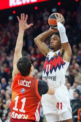 Trent Forrest (Baskonia Vitoria-Gasteiz, 11) mit Vladimir Lucic (FC Bayern Basketball, 11), GER, FC Bayern Basketball vs. Kosner Baskonia Vitoria-Gasteiz, Basketball, Euroleague, 20. Spieltag, Saison 2025 2026, 07.01.2026, GER, FC Bayern Basketball vs. Kosner Baskonia Vitoria-Gasteiz, Basketball, Euroleague, 20. Spieltag, Saison 2025 2026, 07.01.2026 Muenchen Copyright: xEibner-Pressefoto JennixMaulx EP_JML