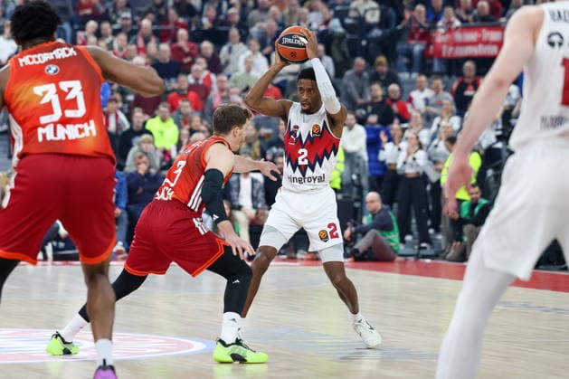 Kobi Simmons (Baskonia Vitoria-Gasteiz, 02) mit Andreas Obst (FC Bayern Basketball, 13), GER, FC Bayern Basketball vs. Kosner Baskonia Vitoria-Gasteiz, Basketball, Euroleague, 20. Spieltag, Saison 2025 2026, 07.01.2026, GER, FC Bayern Basketball vs. Kosner Baskonia Vitoria-Gasteiz, Basketball, Euroleague, 20. Spieltag, Saison 2025 2026, 07.01.2026 Muenchen Copyright: xEibner-Pressefoto JennixMaulx EP_JML