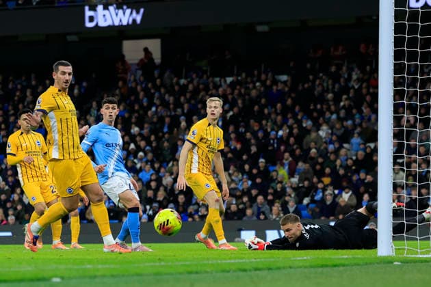 Manchester City v Brighton and Hove Albion, Premier League Bart Verbruggen (1) of Brighton & Hove Albion pushes a shot wide of goal during the Premier League match between Manchester City and Brighton and Hove Albion at the Etihad Stadium, Manchester, UK on 7 January 2026. Manchester Etihad Stadium Manchester UK Editorial use only DataCo restrictions apply See www.football-dataco.com , Copyright: xConorxMolloyx PSI-23536-0020