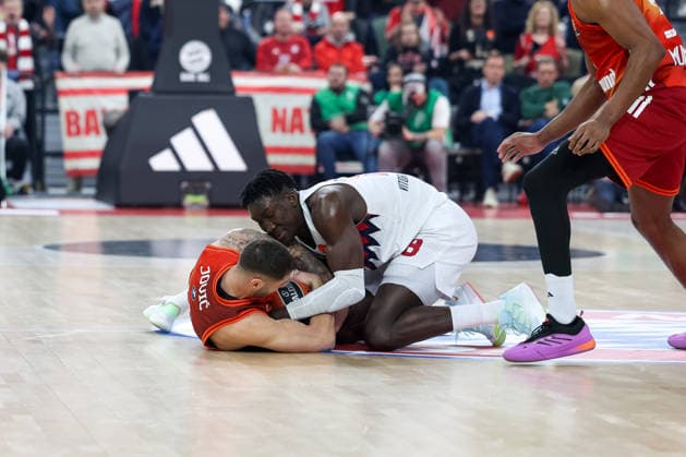 Kampf um den Ball, Stefan Jovic (FC Bayern Basketball, 16) mit Khalifa Diop (Baskonia Vitoria-Gasteiz, 18), GER, FC Bayern Basketball vs. Kosner Baskonia Vitoria-Gasteiz, Basketball, Euroleague, 20. Spieltag, Saison 2025 2026, 07.01.2026, GER, FC Bayern Basketball vs. Kosner Baskonia Vitoria-Gasteiz, Basketball, Euroleague, 20. Spieltag, Saison 2025 2026, 07.01.2026 Muenchen Copyright: xEibner-Pressefoto JennixMaulx EP_JML