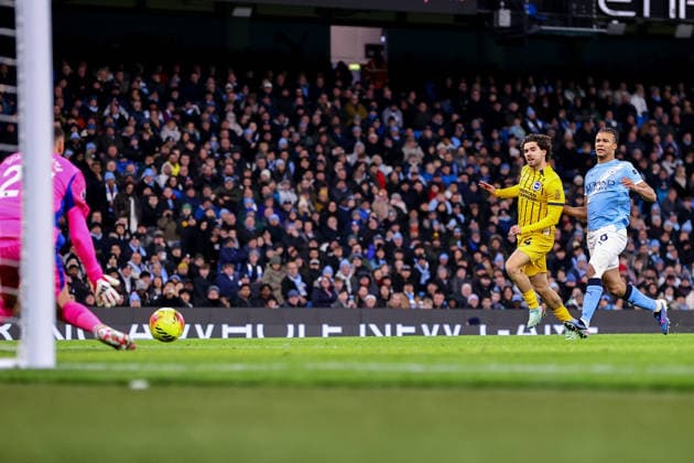Manchester City v Brighton & Hove Albion, Premier League Ferdi KadÄ±oÄülu of Brighton and Hove Albion shoots at goal during the Manchester City v Brighton & Hove Albion Premier League match at the Etihad Stadium, Manchester, England on 7 January 2026 Credit: Ryan Crockett Every Second Media Editorial use only. All images are copyright Every Second Media Limited. No images may be reproduced without prior permission. All rights reserved. Premier League and Football League images are subject to licensing agreements with Football DataCo Limited. see https: www.football-dataco.com Copyright: xIMAGO EveryxSecondxMediax ESM-1739-0018 RyanxCrockettx xEveryxSecondxMediax