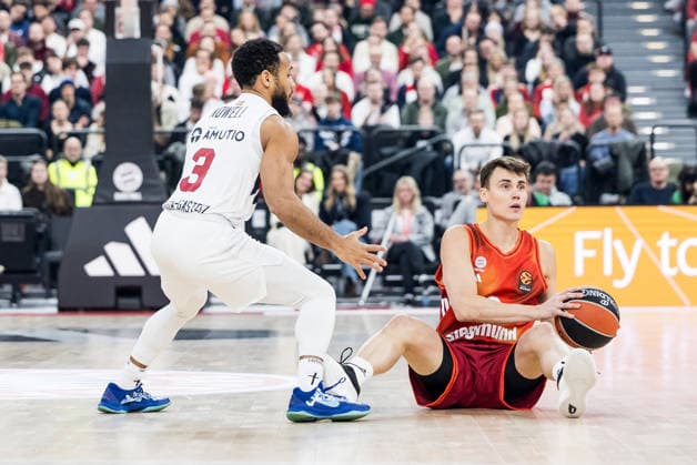 MUNICH, GERMANY - JANUARY 07: Markquis Nowell (Kosner Baskonia Vitoria-Gasteiz, 3), Neno Dimitrijevic (FC Bayern Muenchen, 0) controls the ball sitting on the floor during the Turkish Airlines EuroLeague match between FC Bayern Muenchen vs. Kosner Baskonia Vitoria-Gasteiz at SAP Garden on round 20 of Turkish Airlines EuroLeague on January 07, 2026 in Munich, Germany. Bavaria Germany Copyright: xSteffiexWunderlx