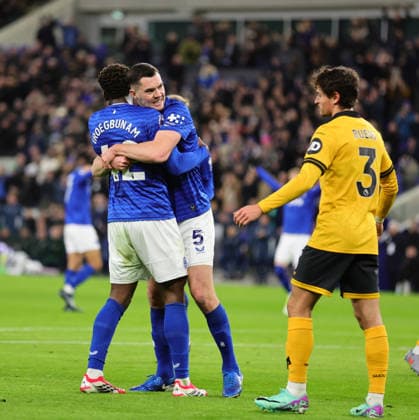 7th January 2026; Hill Dickinson Stadium, Liverpool, England; Premier League Football, Everton versus Wolverhampton Wanderers; Tim Iroegbunam of Everton FC congratulates Michael Keane of Everton FC after scoring in the 17th minute to make it 1-0  RogerxEvans Content restricted for UK based newspaper