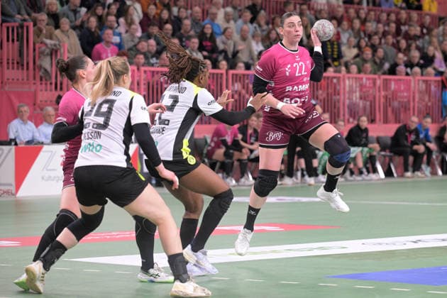 Gabriela Clausson Bitolo (TusSies Metzingen, 22) und Svenja Huebner (TusSies Metzingen, 26) gegen Deborah Lassource (BVB Borussia Dortmund Handball, 22) und Emma Olsson (BVB Borussia Dortmund Handball, 29) TusSies Metzingen vs. BVB Borussia Dortmund Handball, Handball, Alsco HBF, 12.Ligaspieltag, Saison 2025 2026, 07.01.2026 TusSies Metzingen vs. BVB Borussia Dortmund Handball, Handball, Alsco HBF, 12.Ligaspieltag, Saison 2025 2026, 07.01.2026 Tuebingen Copyright: xEibner-Pressefoto TobiasxBaurx EP_TBR