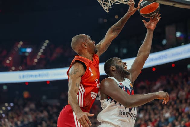 Isiaha Mike (FC Bayern Basketball, 22) mit Eugene Omoruyi (Baskonia Vitoria-Gasteiz, 05), GER, FC Bayern Basketball vs. Kosner Baskonia Vitoria-Gasteiz, Basketball, Euroleague, 20. Spieltag, Saison 2025 2026, 07.01.2026, GER, FC Bayern Basketball vs. Kosner Baskonia Vitoria-Gasteiz, Basketball, Euroleague, 20. Spieltag, Saison 2025 2026, 07.01.2026 Muenchen Copyright: xEibner-Pressefoto JennixMaulx EP_JML