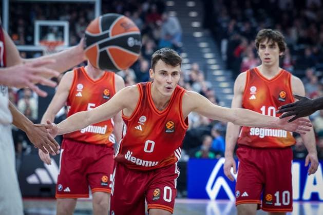 Neno Dimitrijevic 0 (FC Bayern) klatscht mit seinen Mitspielern nach einem Freiwurf ab, FC Bayern Muenchen Basketball vs. Kosner Baskonia Vitoria-Gasteiz, Basketball, Maenner, Turkish Airlines EuroLeague, Regulaere Saison, Saison 2025 2026, 07.01.2026 Muenchen Bayern Deutschland