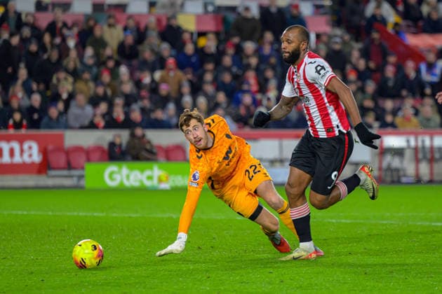 Igor Thiago (9 Brentford) rounds Robin Roefs (22 Sunderland) on goal during the Premier League game between Brentford vs Sunderland at Gtech Community Stadium in London , England . (Photo by Keeran Marquis Sports Press Photo SPP) Copyright: xKeeranxMarquis SPPx Sportspressphoto_SPR79361