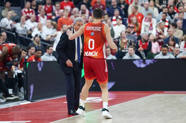 Svetislav Pesic (FC Bayern Basketball, Chef-Trainer) im Gespraech mit Nenad Dimitrijevic (FC Bayern Basketball, 00), GER, FC Bayern Basketball vs. Kosner Baskonia Vitoria-Gasteiz, Basketball, Euroleague, 20. Spieltag, Saison 2025 2026, 07.01.2026, GER, FC Bayern Basketball vs. Kosner Baskonia Vitoria-Gasteiz, Basketball, Euroleague, 20. Spieltag, Saison 2025 2026, 07.01.2026 Muenchen Copyright: xEibner-Pressefoto JennixMaulx EP_JML