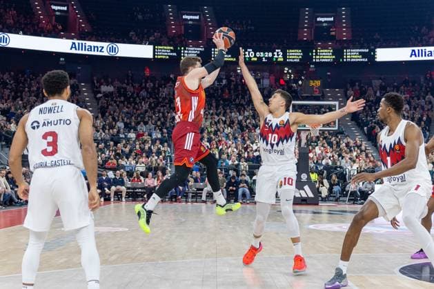 Andreas Obst 13 (FC Bayern Muenchen Basketball) in Aktion, gegen Matteo Spagnolo 10 (Kosner Baskonia Vitoria-Gasteiz), FC Bayern Muenchen Basketball vs. Kosner Baskonia Vitoria-Gasteiz, Basketball, Maenner, Turkish Airlines EuroLeague, Regulaere Saison, Saison 2025 2026, 07.01.2026 Muenchen Bayern Deutschland