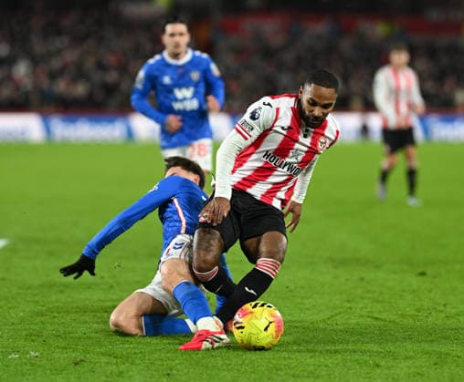 Brentford v Sunderland Premier League Rico Henry of Brentford is fouled during the Premier League match at the Gtech Community Stadium, Brentford 07 01 2026 UK Newspapers OUT Copyright: xNigelxBramleyx FIL-22756-0029